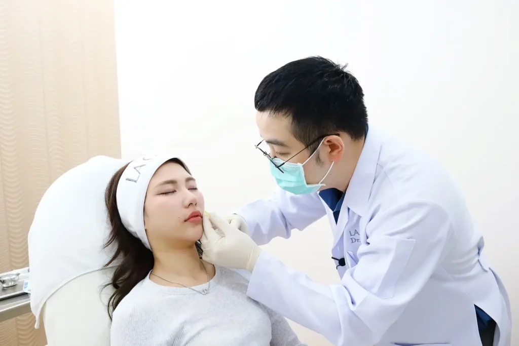 แพทย์ฉีดฟิลเลอร์บริเวณร่องแก้มเพื่อเติมเต็มโครงหน้า La Grace Clinic
