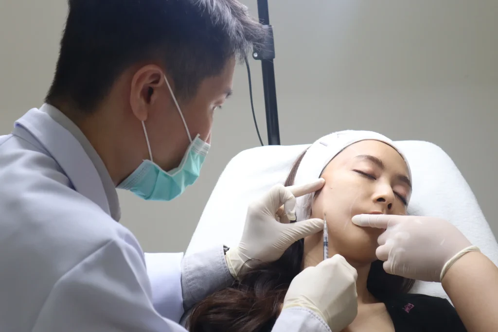 แพทย์ฉีด Sculptra บริเวณแก้มเพื่อกระตุ้นคอลลาเจน La Grace Clinic