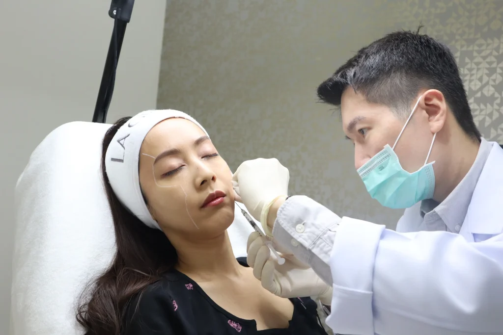แพทย์วางแผนจุดฉีด Sculptra บนใบหน้าเพื่อผลลัพธ์ที่สมดุล La Grace Clinic
