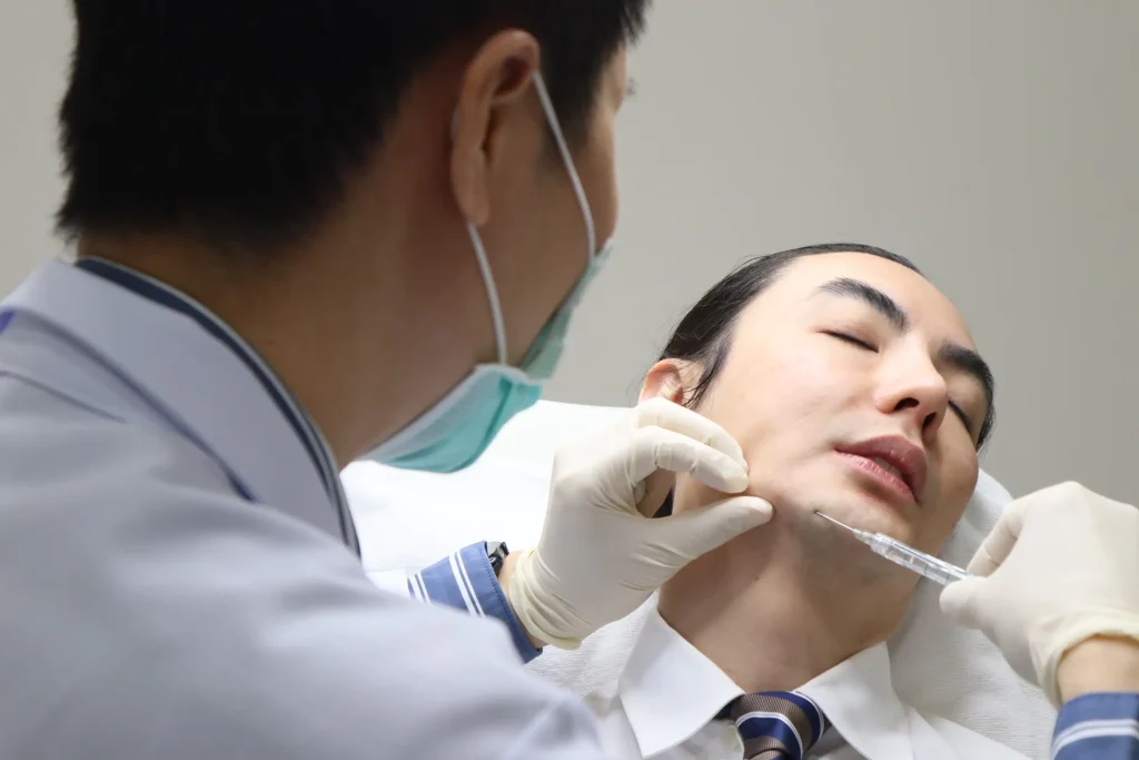 แพทย์ฉีดฟิลเลอร์บริเวณกรามคนไข้ชาย La Grace Clinic