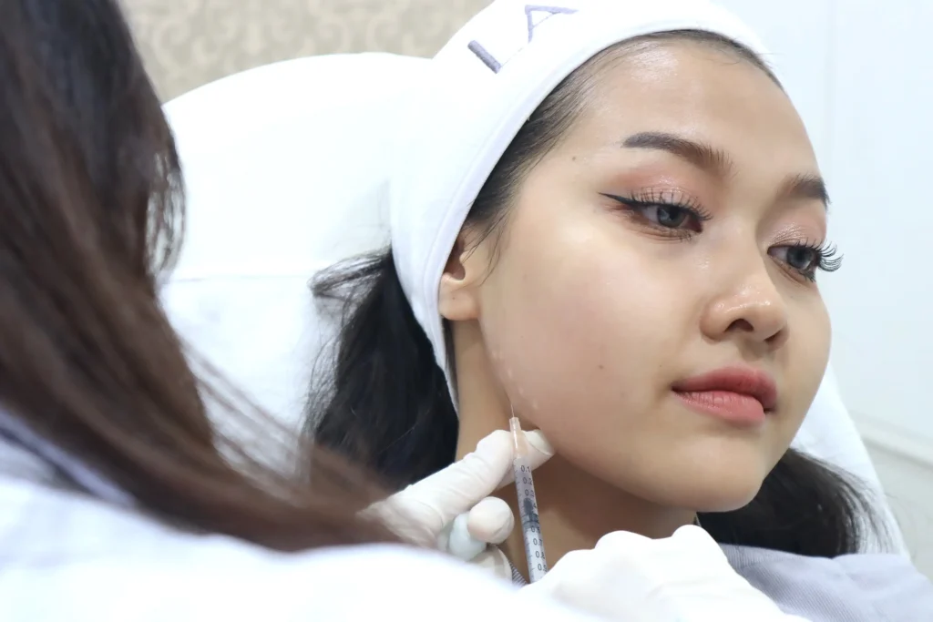 แพทย์ฉีดโบท็อกซ์บริเวณกรามเพื่อปรับหน้าเรียว La Grace Clinic