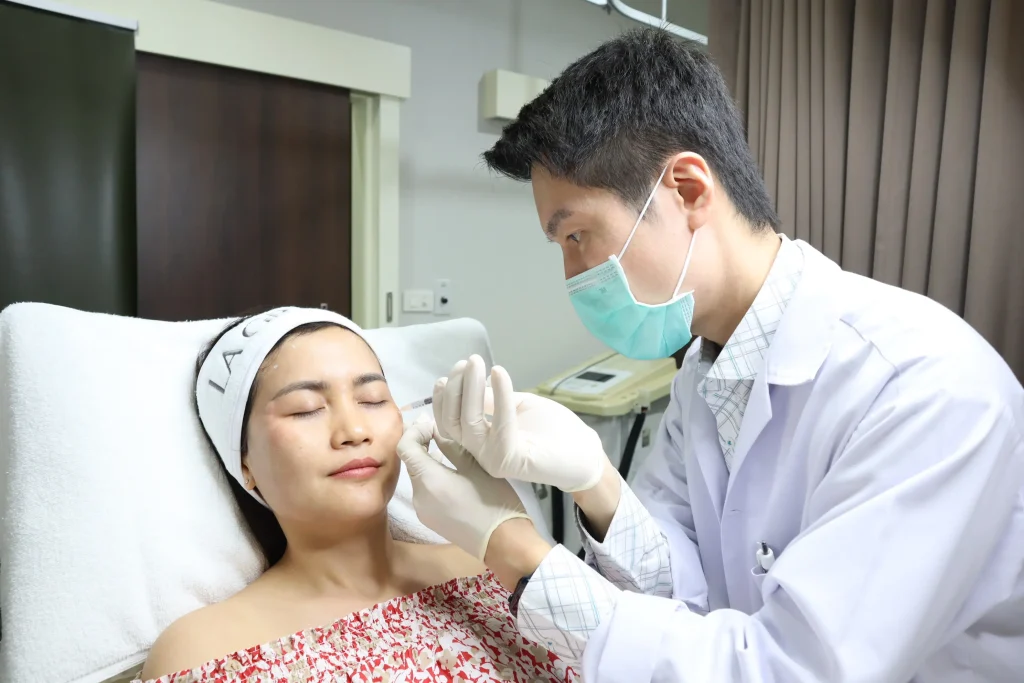 แพทย์ผู้เชี่ยวชาญฉีดโบท็อกซ์โดยตรง La Grace Clinic