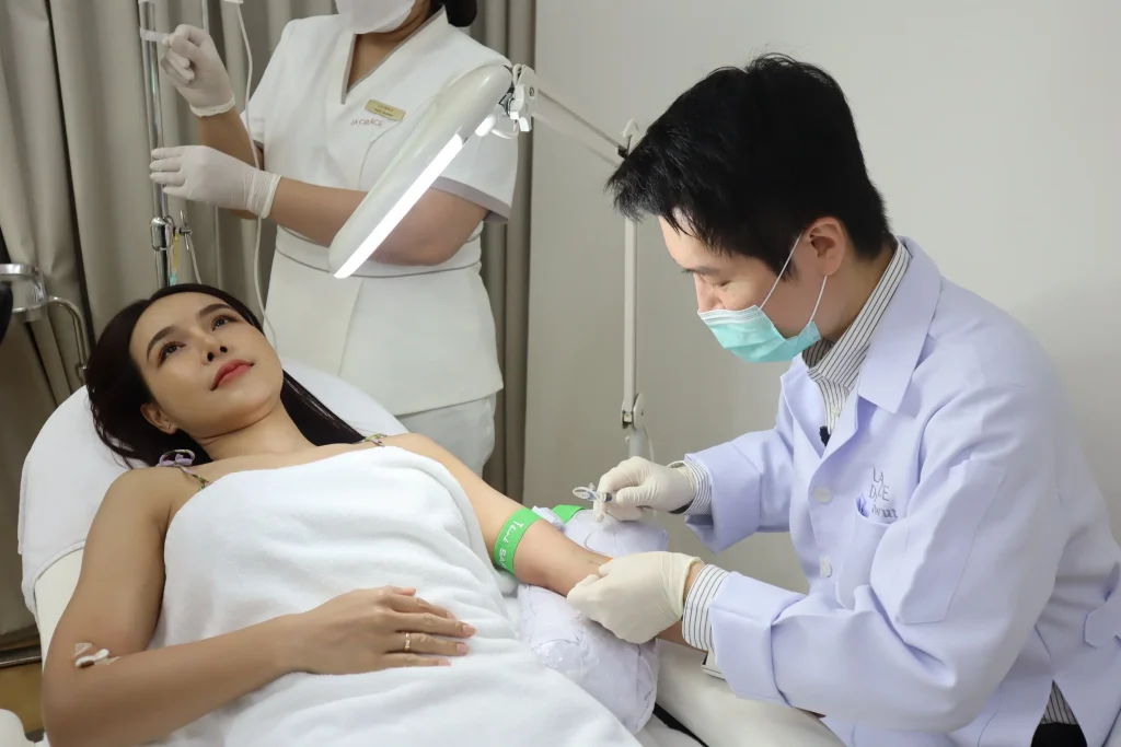 ฉีดวิตามินผิวขาวทางหลอดเลือดดำ โดยแพทย์ผู้เชี่ยวชาญในคลินิก