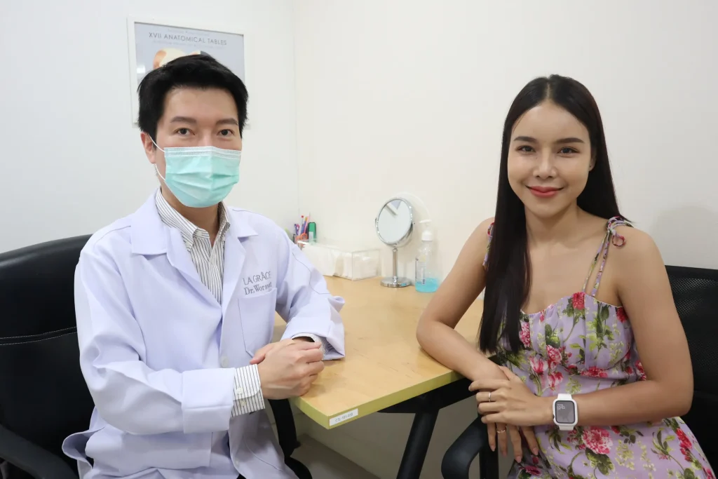 แพทย์ให้คำปรึกษาก่อนฉีดวิตามินผิว เพื่อเลือกสูตรที่เหมาะกับแต่ละบุคคล