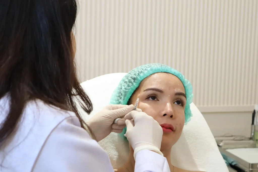 แพทย์ La Grace Clinic กำลังฉีดโบท็อกซ์บริเวณใบหน้า
