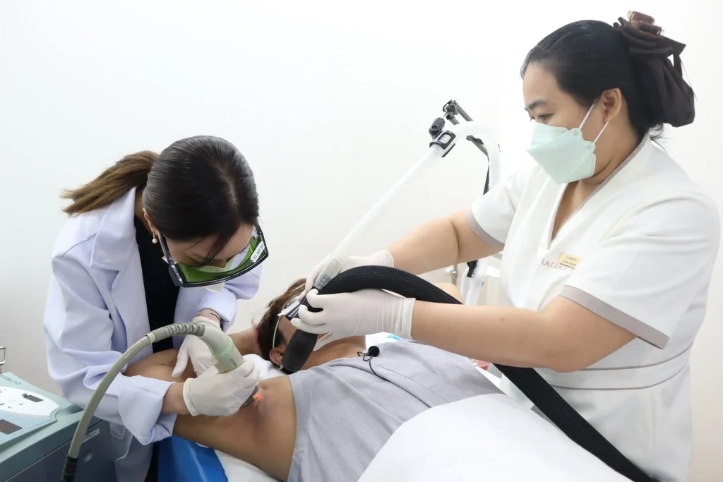 แพทย์ La Grace Clinic กำลังทำเลเซอร์กำจัดขนด้วยเครื่อง Gentle YAG โดยทีมแพทย์และพยาบาลผู้เชี่ยวชาญ