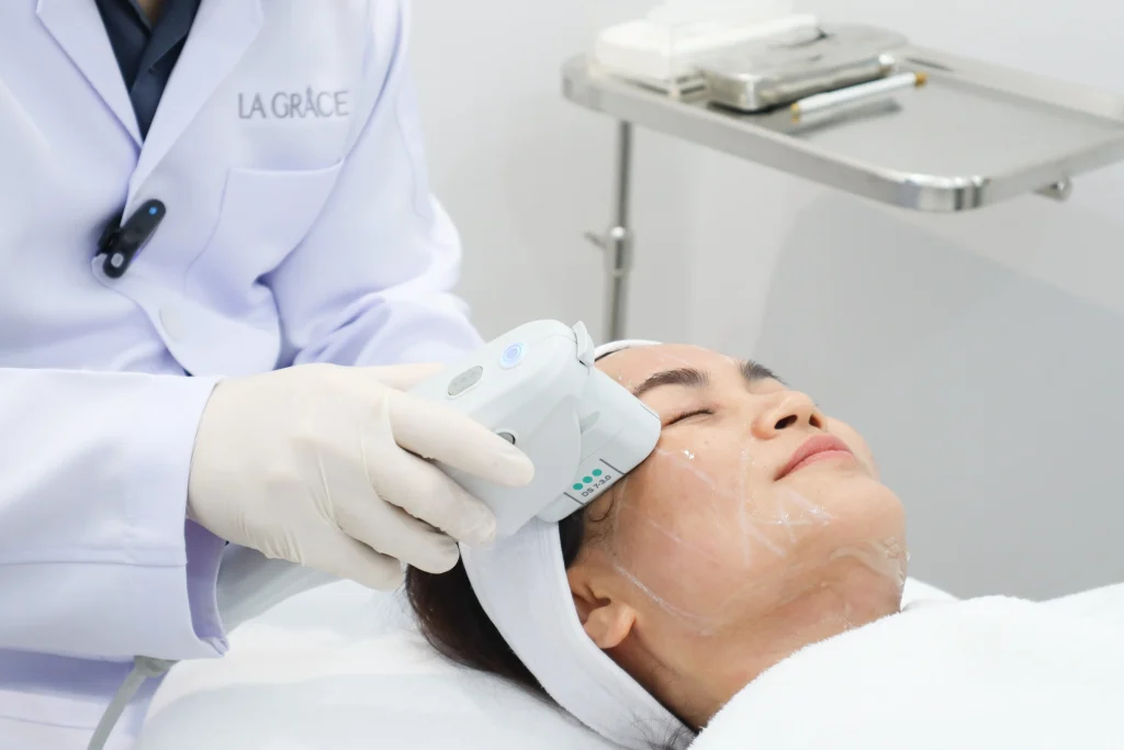 แพทย์กำลังทำ Ulthera ที่ La Grace Clinic