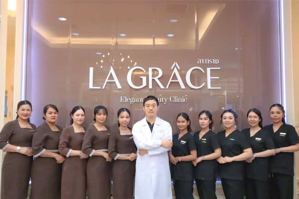 คุณหมอกับทีมงาน La Grace Clinic