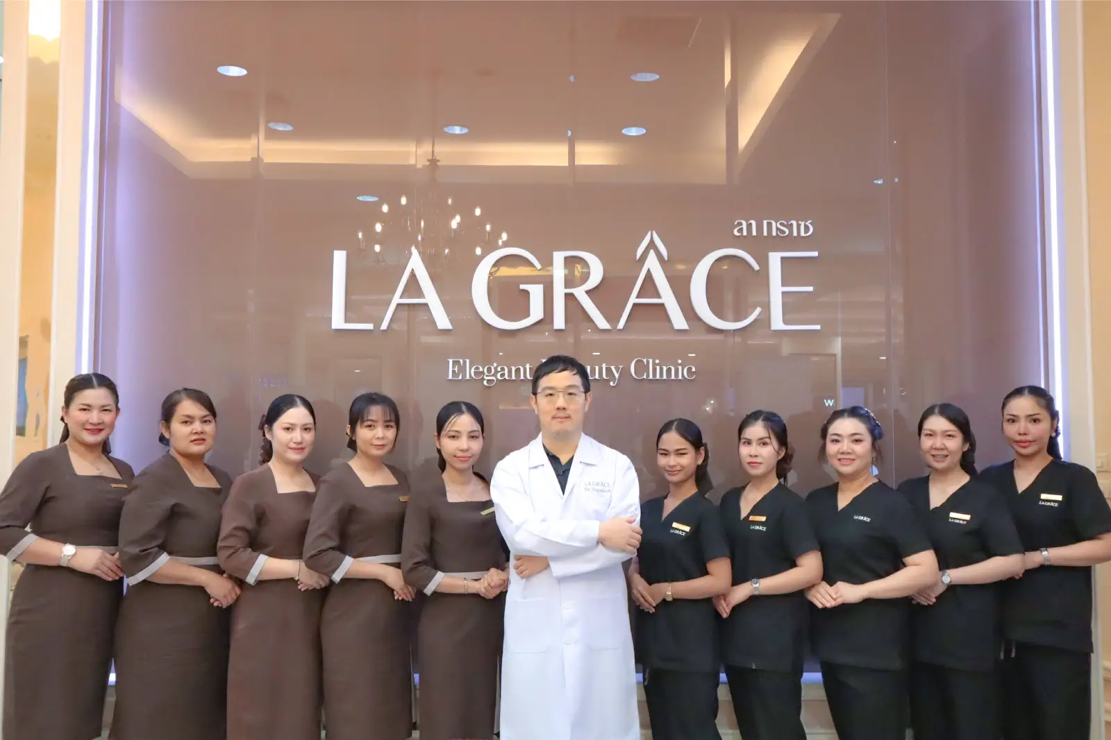 คุณหมอกับทีมงาน La Grace Clinic