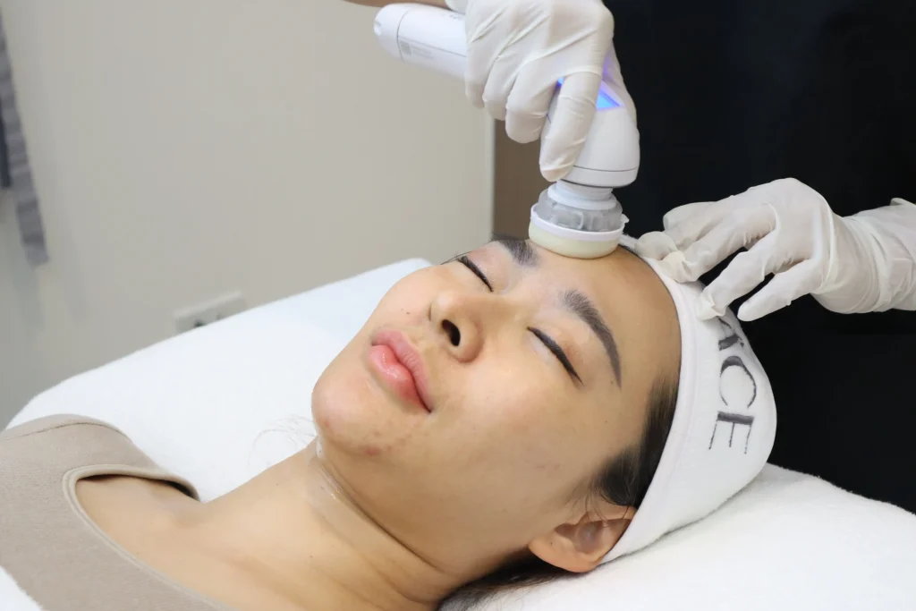 ทรีตเมนต์หน้า ด้วยเครื่องบำรุงผิว La Grace Clinic