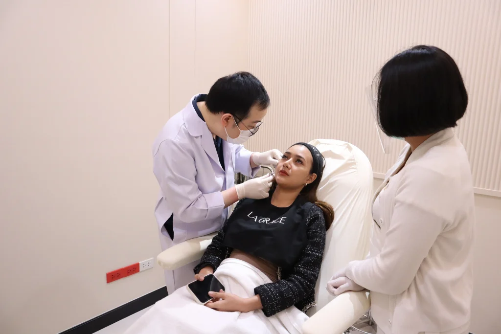 แพทย์ La Grace Clinic กำลังฉีดฟิลเลอร์ใต้ตาให้คนไข้
