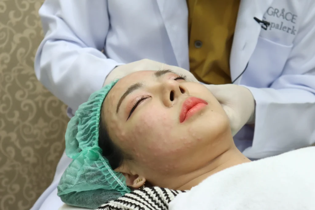 แพทย์ฉีด  Rejuran ที่ La Grace Clinic