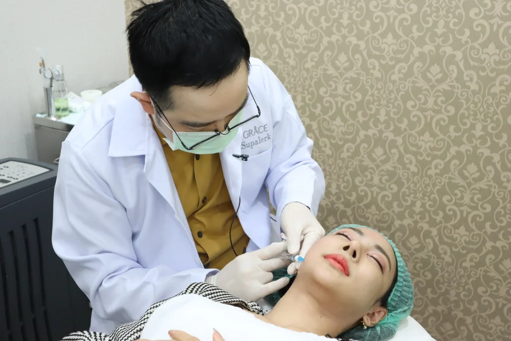 แพทย์ฉีด  Rejuran ที่ La Grace Clinic