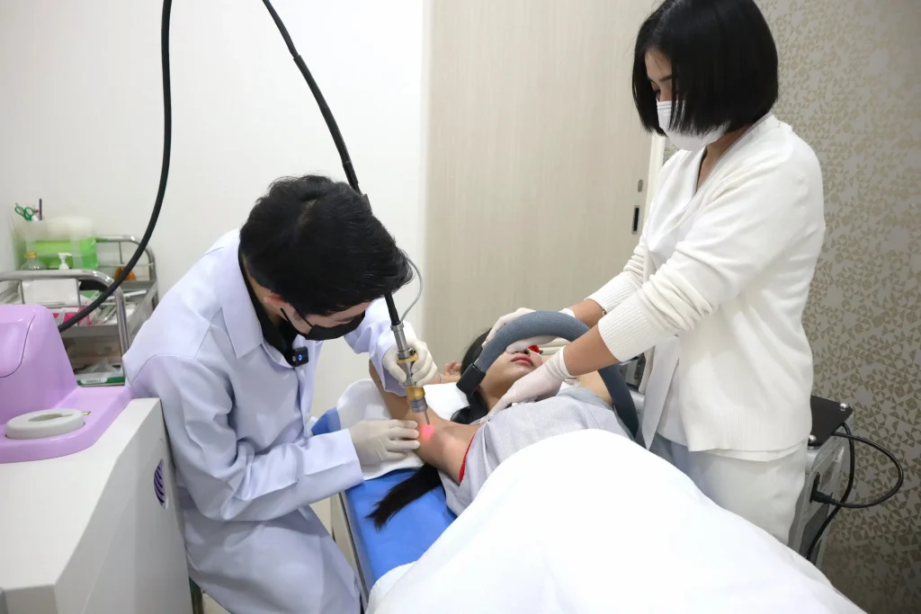 แพทย์ยิงเลเซอร์กำจัดขนรักแร้ที่ La Grace Clinic