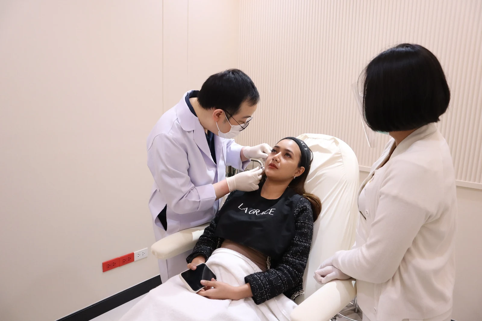 ฟิลเลอร์ขมับ และฟิลเลอร์ใบหน้า โดยแพทย์ La Grace Clinic
