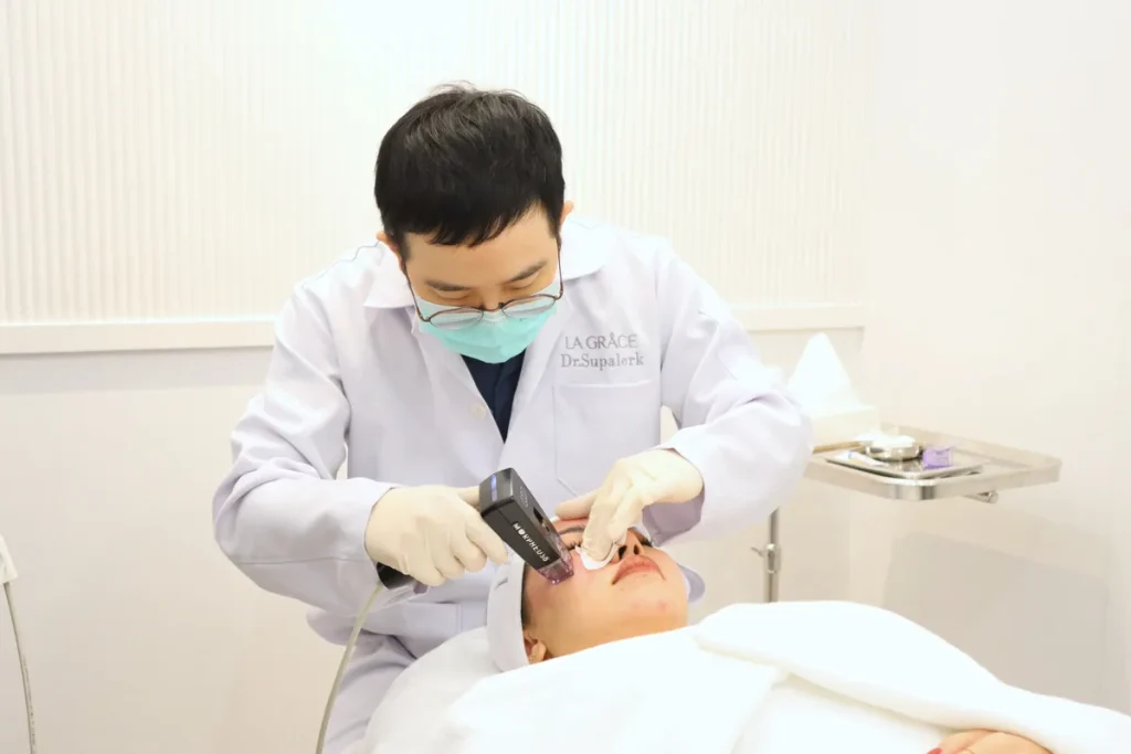 แพทย์ทำ Morpheus8 กระชับผิวหน้า ที่ La Grace Clinic